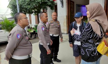 POLANTAS-MENYAPA-PENUMPANG-DI-STASIUN-SIDOARJO,-AJAK-UTAMAKAN-KESELAMATAN-DAN-TETAP-BERHATI-–-HATI-DIJALAN-DALAM-RANGKA-OPS-ZEBRA-SEMERU-2025